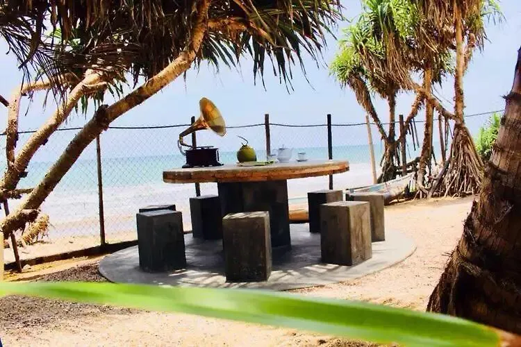 Villa Sri Beach Negombo 3*,
